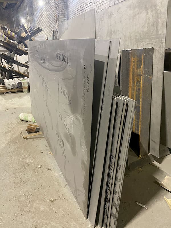 Титановый лист на складе